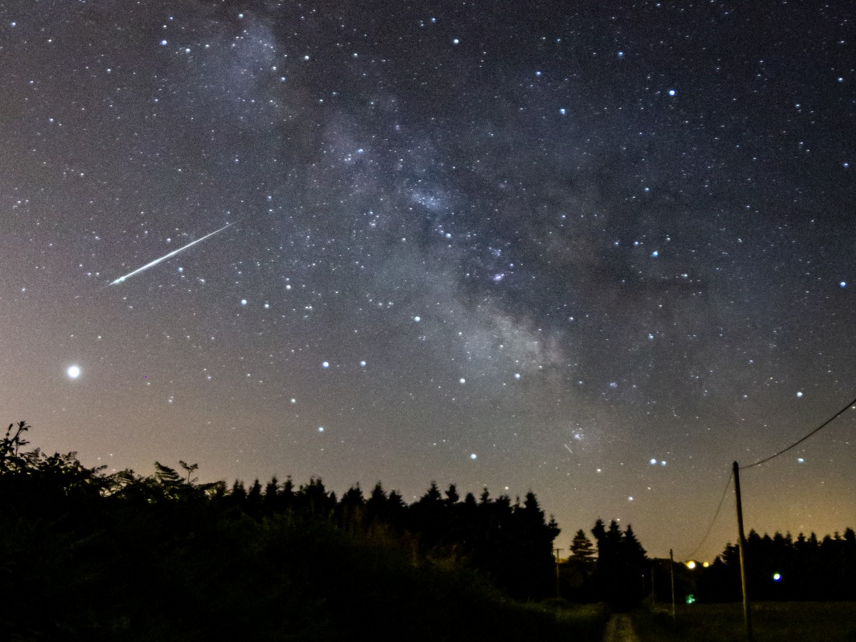 Sternschnuppen - nächtlicher Sternenhimmel mit einem Meteoriteb