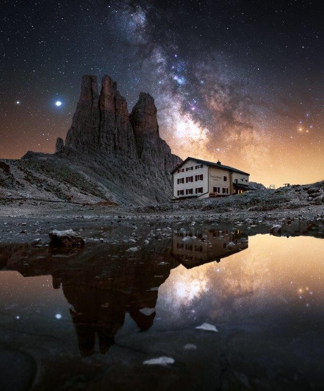 Sterne über Valojet in Italien mit Felsen und einem einsamen Haus
