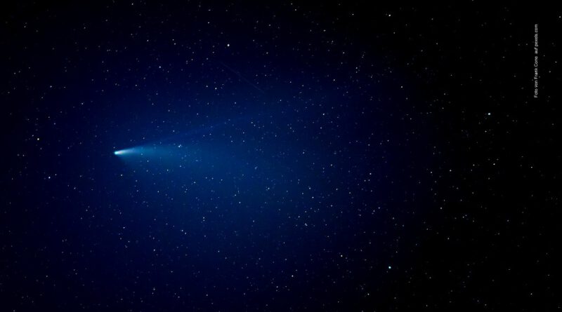 Komet mit Schweif im Weltall