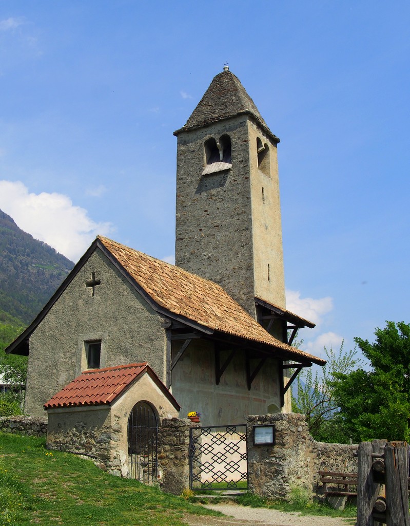 Die St. Prokulus Kirche in Naturno bei blauen Himmel