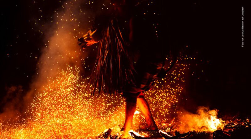 Eine Hexe tanzt direkt am Feuer - Symbolbild