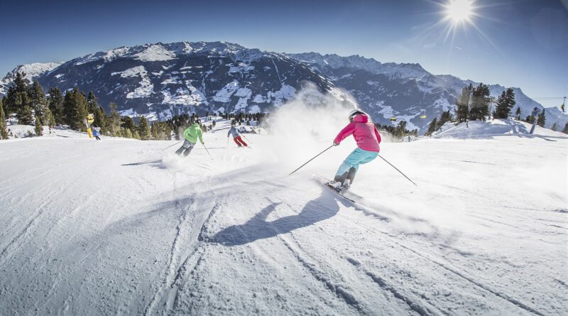 Skifahrer im Schnee in Tirol