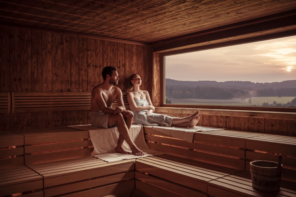 Paar in der Sauna mit Panoramafenster