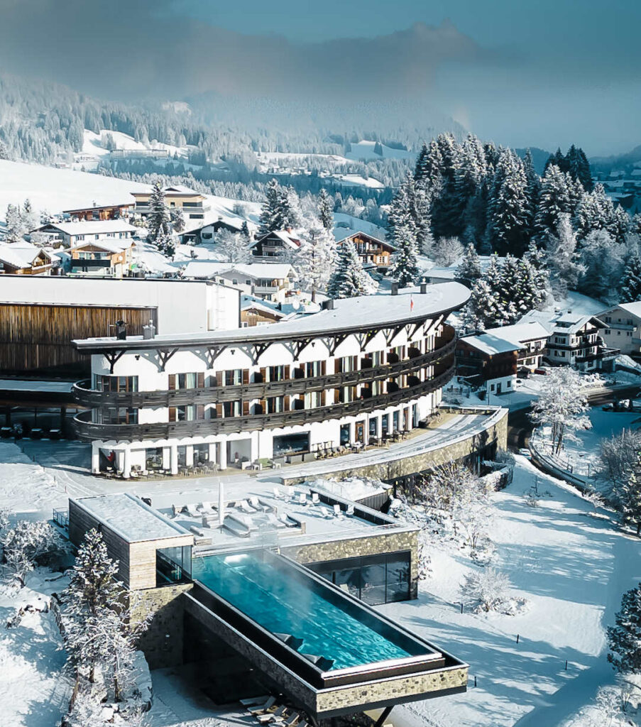 Ifen Hotel Aussenansicht im Winter mit Skypool